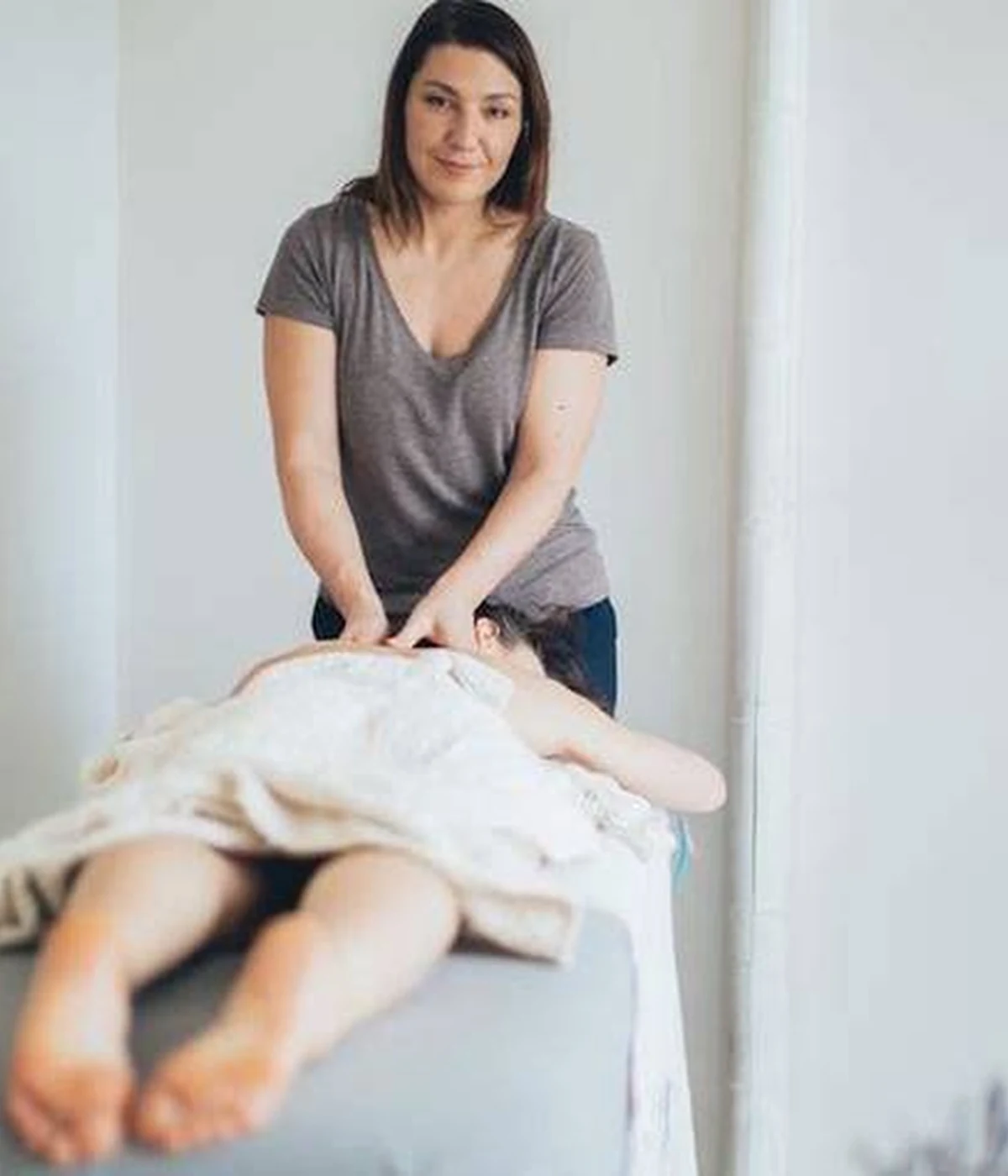 Masaje de bienestar realizado en ambiente de spa